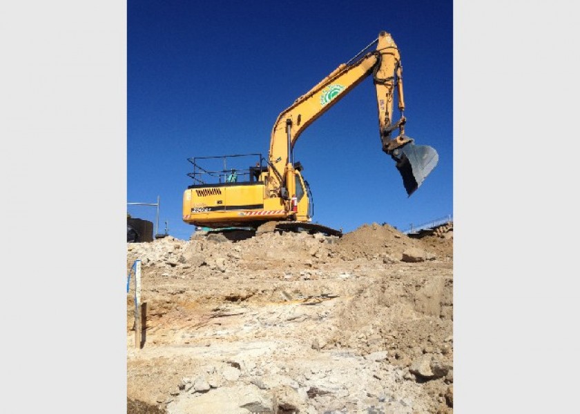 25 Tonne Hyundai Excavator for wet hire 2